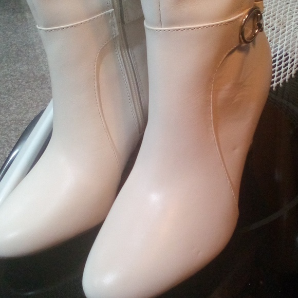 BANDALINO Off White Bodella dress boots. Sz 8M - Picture 7 of 8